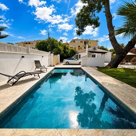 Con Piscina En Les Marines, Holiday home
