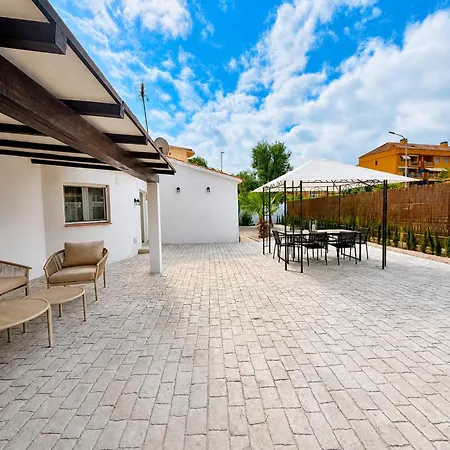 Con Piscina En Les Marines, Ferienhaus Dénia